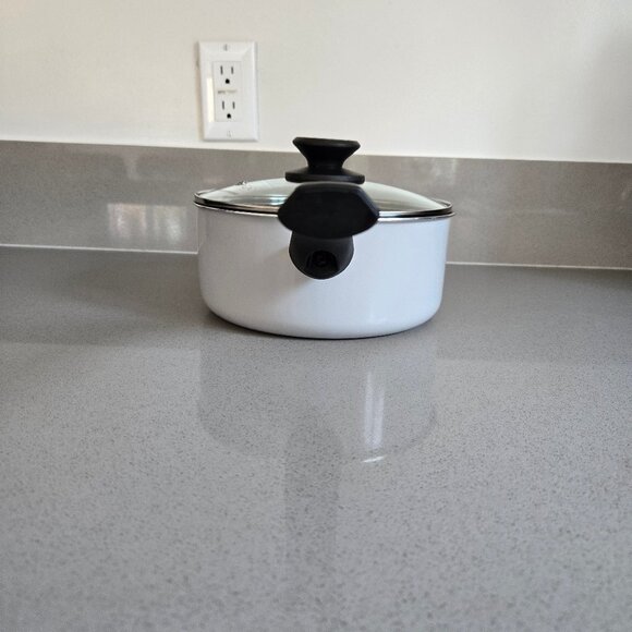 Simply Essential Nonstick Saucepan with Lid 3 qt / 2.8 L capacity - Picture 13 of 16